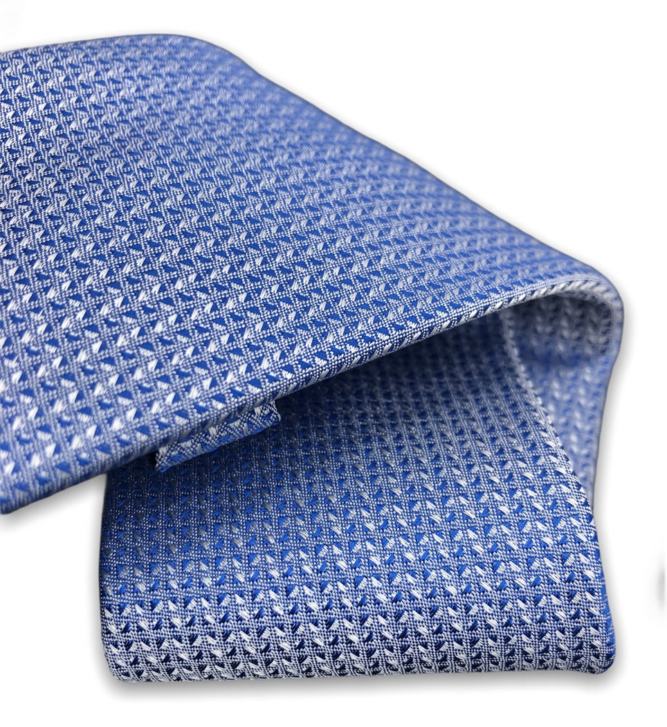 Cravatta microfantasia 7 cm fondo celeste 100% seta